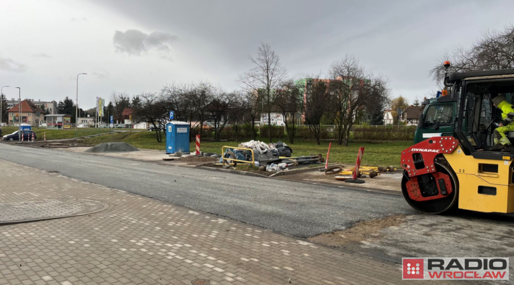 Koniec z jazdą slalomem po Karłowicza w Jeleniej Górze. Remont trwał pół roku – Mieszkańcy Jeleniej Góry doczekali się wreszcie remontu ul. Karłowicza - fot. Maciej Ryłkiewicz