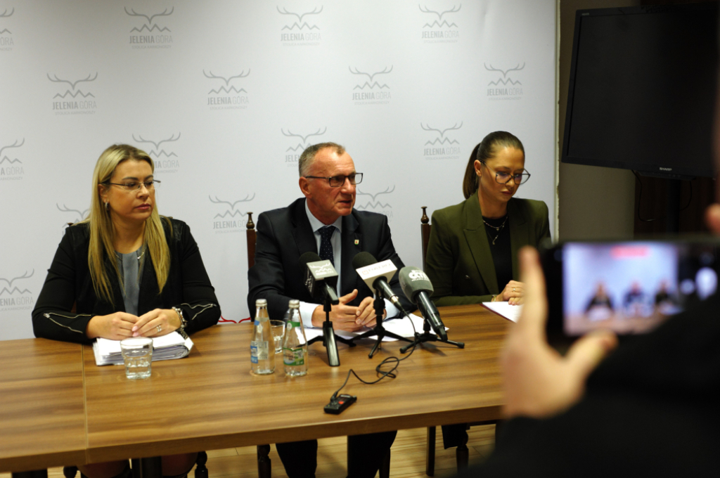 15 mln zł z budżetu Jeleniej Góry trafiło do powodzian - 15 mln zł z budżetu Jeleniej Góry trafiło do powodzian Fot: Maciej Ryłkiewicz