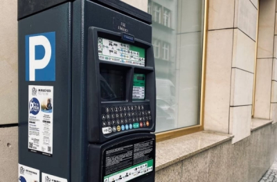 Fałszywe kody QR na wrocławskich parkomatach. Oszuści wciąż pr&oacute;bują!