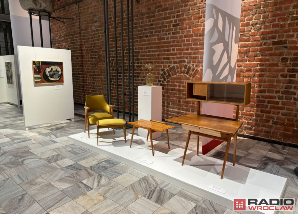 Jak mieszkano we Wrocławiu w połowie XX wieku? Przypomni to wystawa fotografii i mebli - Meble, a także malarstwo, ceramikę i szkło z połowy XX wieku zobaczymy w Muzeum Architektury we Wrocławiu - fot. Piotr Osowicz