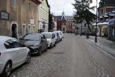 W Jeleniej G&oacute;rze rozszerzy się strefa płatnego parkowania. Zobacz, gdzie trzeba będzie płacić