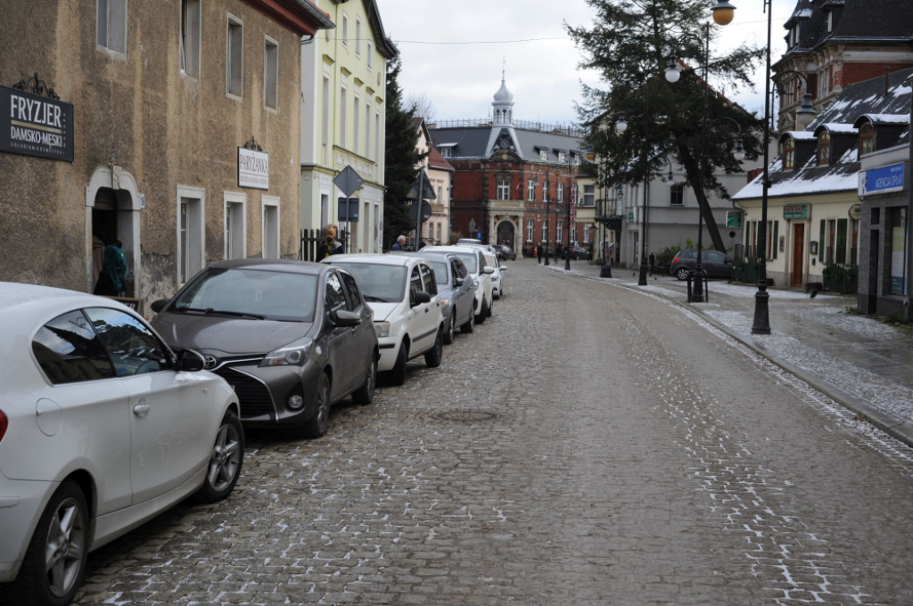 W Jeleniej Górze rozszerzy się strefa płatnego parkowania. Zobacz, gdzie trzeba będzie płacić - Cieplice mają zostać objęte strefą płatnego parkowania. Fot. Maciej Ryłkiewicz