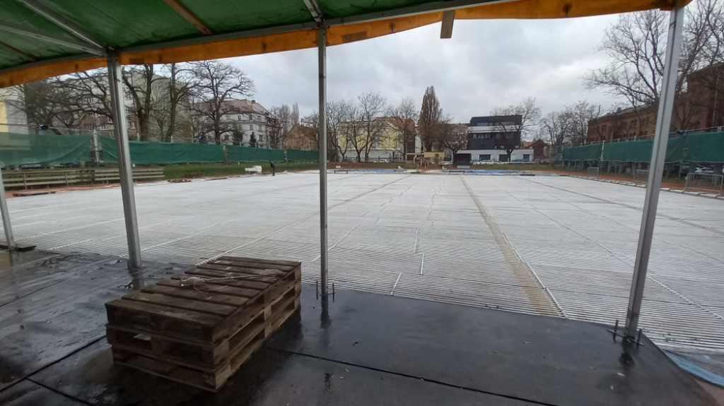 Oszczędności powodowały roztapianie się lodowiska w Legnicy. Od tego sezonu ma być lepiej – Lodowisko w Legnicy ma działać sprawniej niż w poprzednich latach. Fot. Andrzej Andrzejewski / Radio Wrocław