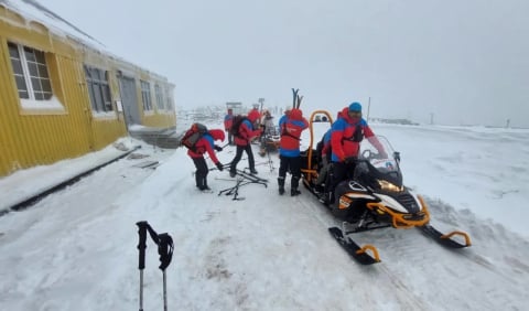 W adidasach zdobywali Śnieżkę. Z pomocą ruszyli im czescy ratownicy - 1