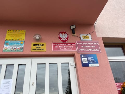 "Precz od naszej szkoły". Mieszkańcy Żarskiej Wsi protestują przeciwko likwidacji szkoły - 0
