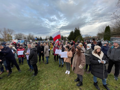 "Precz od naszej szkoły". Mieszkańcy Żarskiej Wsi protestują przeciwko likwidacji szkoły - 1