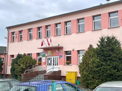 "Precz od naszej szkoły". Mieszkańcy Żarskiej Wsi protestują przeciwko likwidacji szkoły - 2