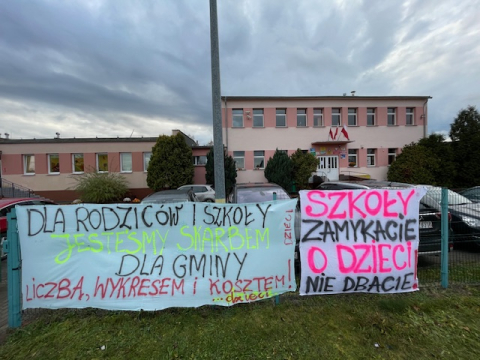 "Precz od naszej szkoły". Mieszkańcy Żarskiej Wsi protestują przeciwko likwidacji szkoły - 3