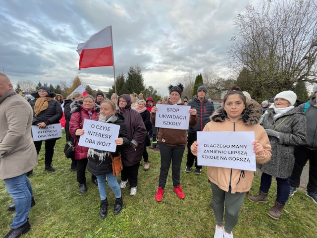 "Precz od naszej szkoły". Mieszkańcy Żarskiej Wsi protestują przeciwko likwidacji szkoły – mieszkańcy Żarskiej Wsi protestują w obronie Szkoły Podstawowej fot. Jakub Thauer