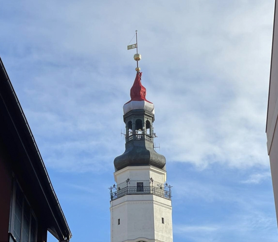Czapka Świętego Mikołaja ponownie na wieży w Głogowie – Czapka świętego Mikołaja na wieży w Głogowie. Fot. RW