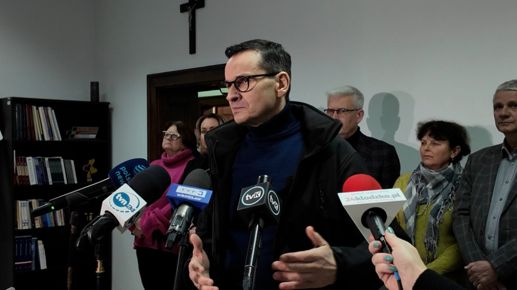 Były premier Mateusz Morawiecki odwiedził powodzian na Dolnym Śląsku - Fot: Jarosław Wrona
