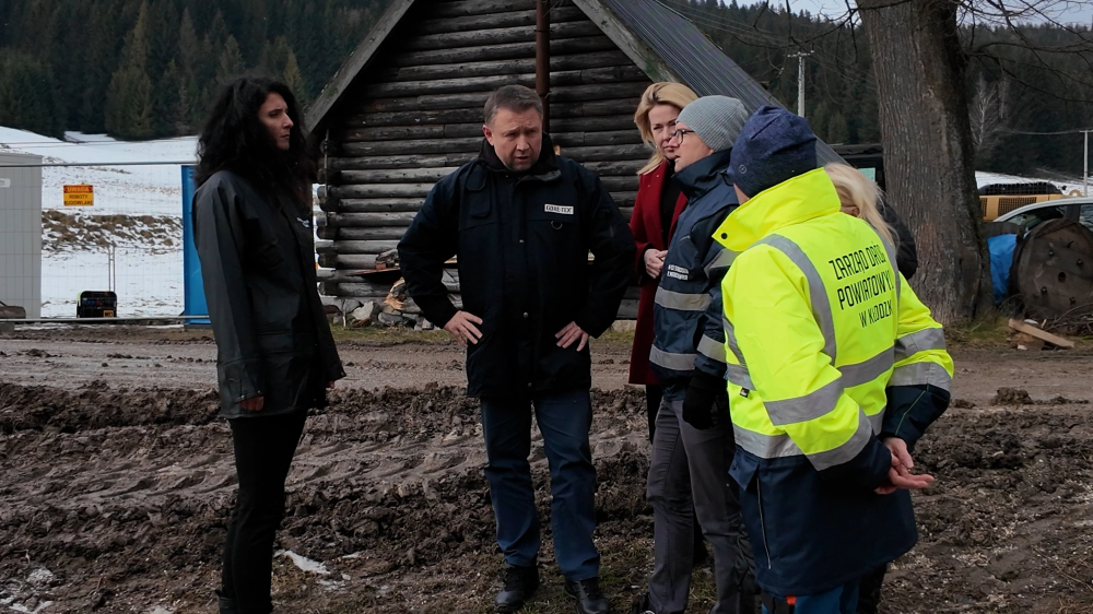 Minister Kierwiński potwierdził budowę czterech przepraw tymczasowych w powiecie kłodzkim – Minister Marcin Kierwiński wizytuje ziemię kłodzką. W Bielicach potwierdził budowę czterech przepraw tymczasowych oraz budowę szkoły i przedszkola. Fot. Jarosław Wrona