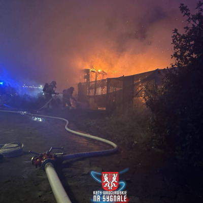 Groźny pożar barak&oacute;w mieszkalnych w Trestnie