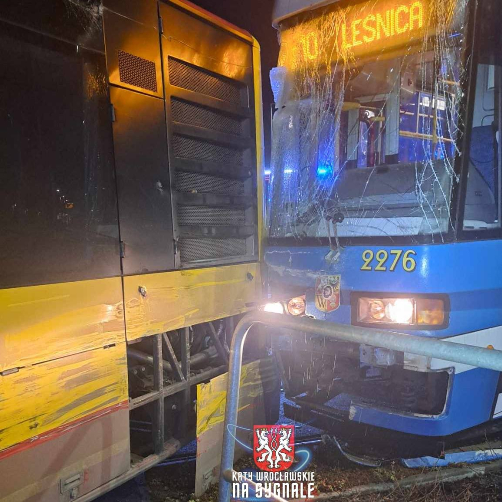 Wrocław: Tramwaj zderzył się z autobusem. Są ranni, na miejscu pracowały służby – Tramwaj zderzył się z autobusem na ulicy Kosmonautów we Wrocławiu. Fot. Kąty Wrocławskie na sygnale