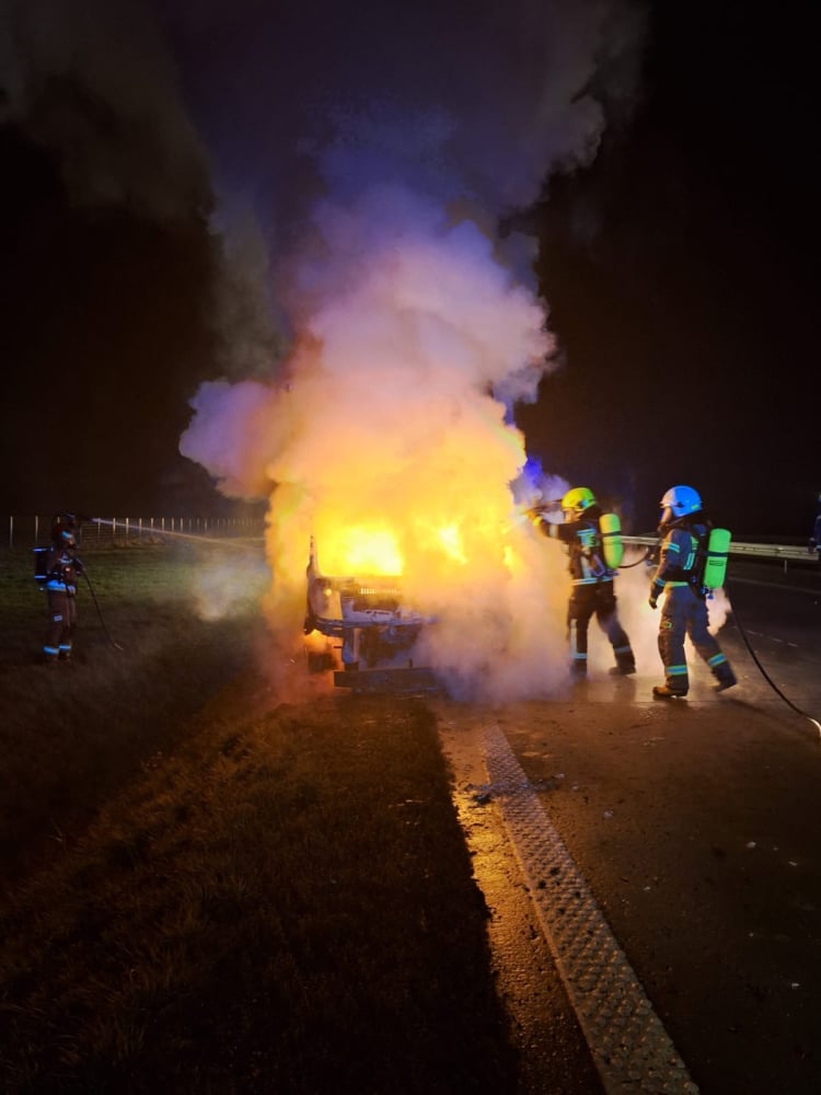 Pożar busa na A4! Samochód doszczętnie spłonął. Trzy zastępy straży pożarnej w akcji – Nocny pożar busa na autostradzie A4. W akcji brały udział trzy zastępy straży pożarnej. Fot: OSP Zagrodno