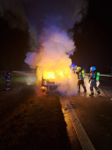 Pożar busa na A4! Samoch&oacute;d doszczętnie spłonął. Trzy zastępy straży pożarnej w akcji