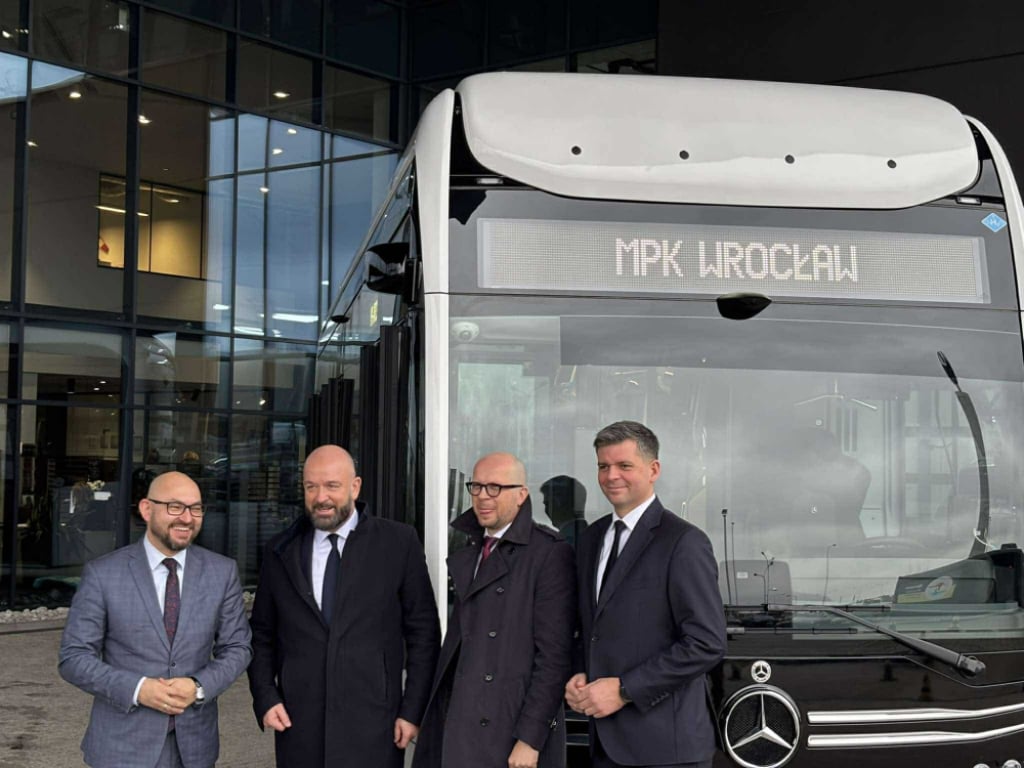 100 nowych autobusów dla wrocławskiego MPK. Ta kwota robi wrażenie! – Umowa została podpisana z Daimler Buses. Fot: Mateusz Florczyk/ Radio Wrocław