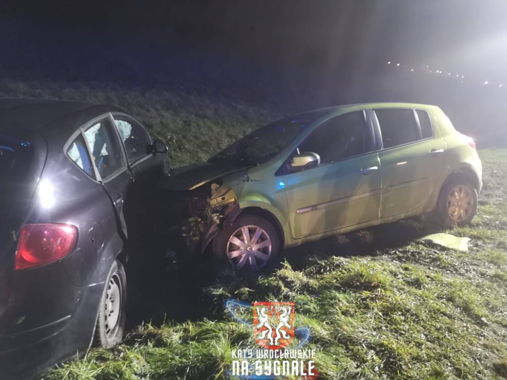 Groźny wypadek na drodze pod Wrocławiem. Jedna osoba trafiła do szpitala – Dwa samochody osobowe zderzyły się w Groblicach. Fot. Kąty Wrocławskie na sygnale