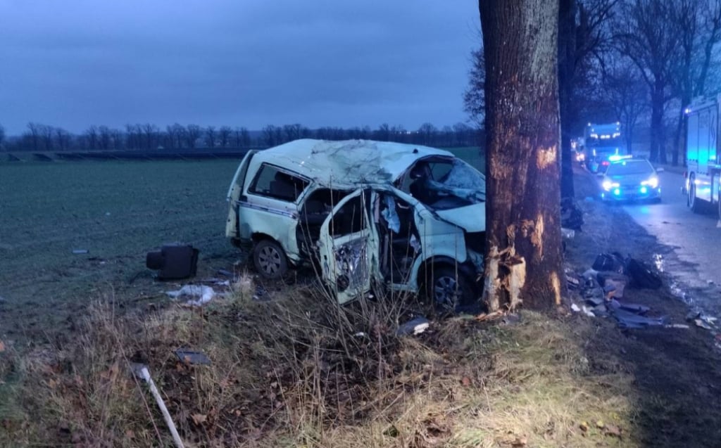 Tragiczny wypadek na Dolnym Śląsku. Zginęło dwóch młodych ludzi – Tragiczny wypadek w Komorowie. Fot. Komenda Powiatowa Państwowej Straży Pożarnej w Oleśnicy (Facebook)