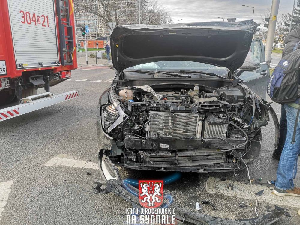 Wrocław: Nieoznakowany radiowóz zderzył się z osobówką. Dwie osoby trafiły do szpitala – Nieoznakowany radiowóz zderzył się we Wrocławiu z osobówką. Fot. Kąty Wrocławskie na sygnale
