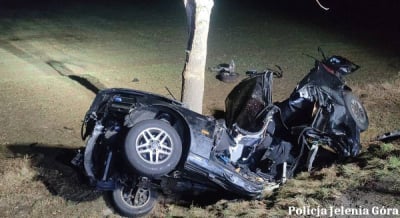 Wypadek w Kowarach. BMW roztrzaskało się na drzewie, dw&oacute;ch 18-latk&oacute;w nie żyje