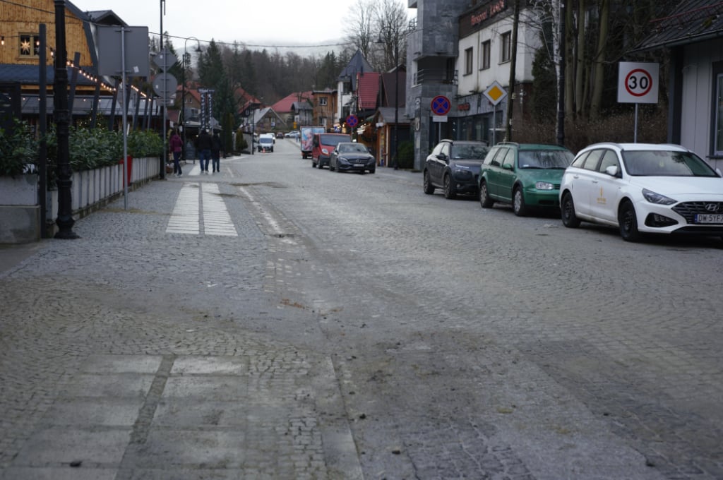 Po prawie dwóch latach ulica 1. Maja w Szklarskiej Porębie wreszcie gotowa. Niedługo pojadą nią kierowcy – Zbliża się koniec remontu ulicy 1. Maja w Szklarskiej Porębie. Fot. Maciej Ryłkiewicz