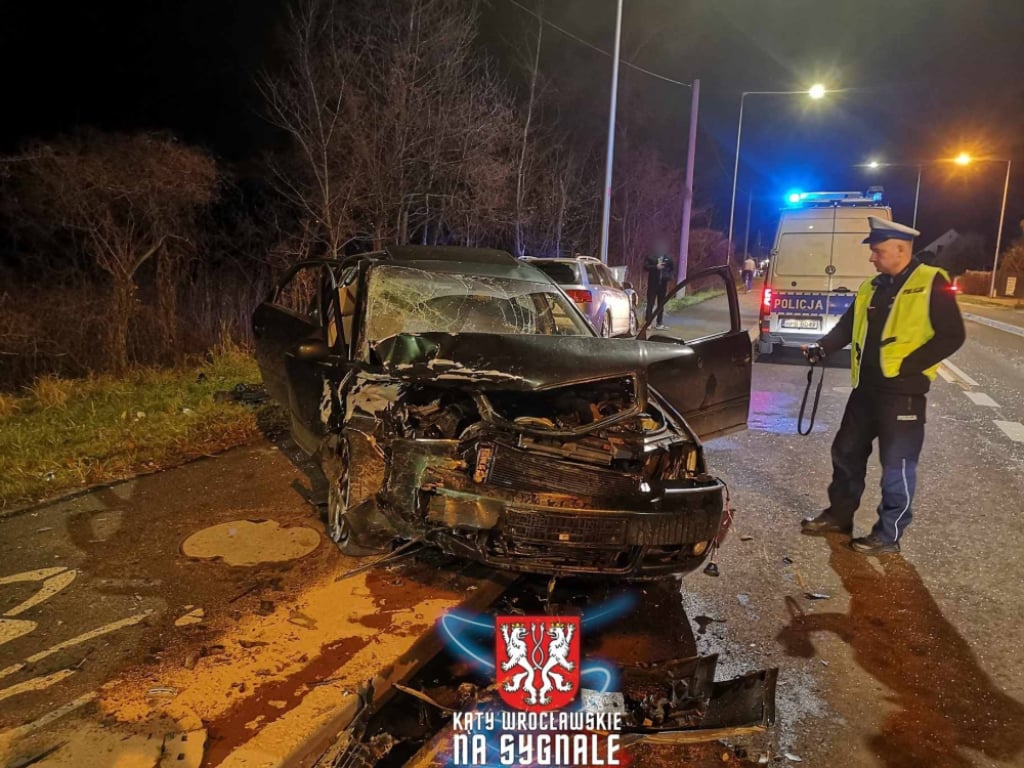 Kierował samochodem pod wpływem alkoholu i wiózł ze sobą dziecko. Zderzył się z innym pojazdem – Kierował samochodem pod wpływem alkoholu i wiózł ze sobą dziecko. Zderzył się z innym samochodem. Fot Jacek Waluk (Kąty Wrocławskie na sygnale)