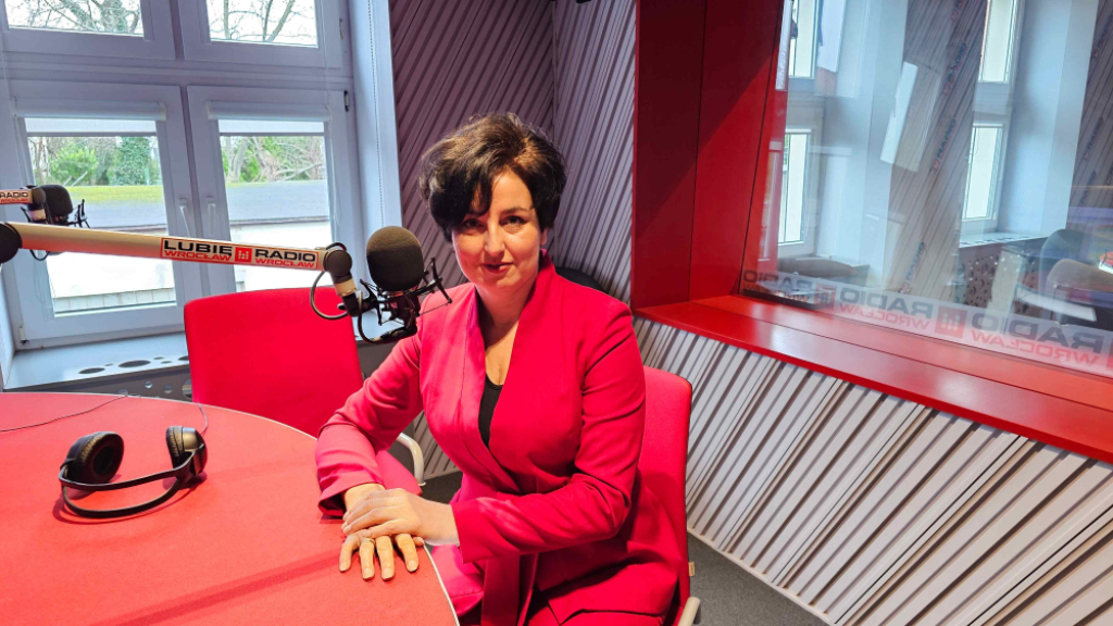Prof. Agnieszka Franków-Żelazny: "Z operą warto wychodzić w miasto" - Prof. Agnieszka Franków-Żelazny w studiu Radia Wrocław, podczas swojego pierwszego wywiadu w roli dyrektorki Opery Wrocławskiej. Fot. Radio Wrocław