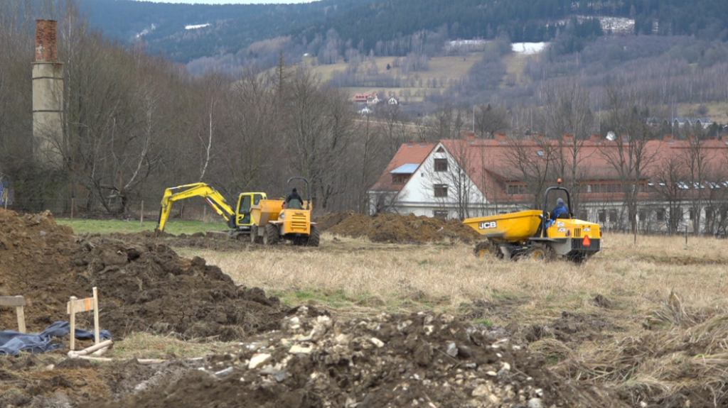 Stronie Śląskie: W 1,5 miesiąca postawią 28 energooszczędnych domów dla powodzian – W Stroniu Śląskim powstaje osiedle dla rodzin, których domy zniszczyła wrześniowa powódź. Fot: Radio Wrocław