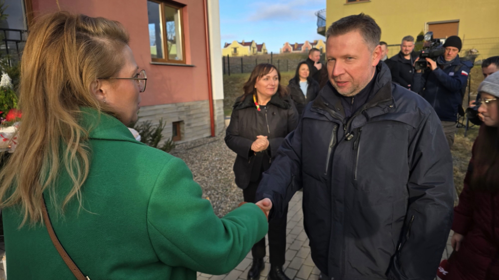 24 mieszkania dla powodzian. Marcin Kierwiński odwiedził Kamieniec Ząbkowicki – W Kamieńcu Ząbkowickim oddano 24 mieszkania dla rodzin poszkodowanych w powodzi. Fot. Jarosław Wrona