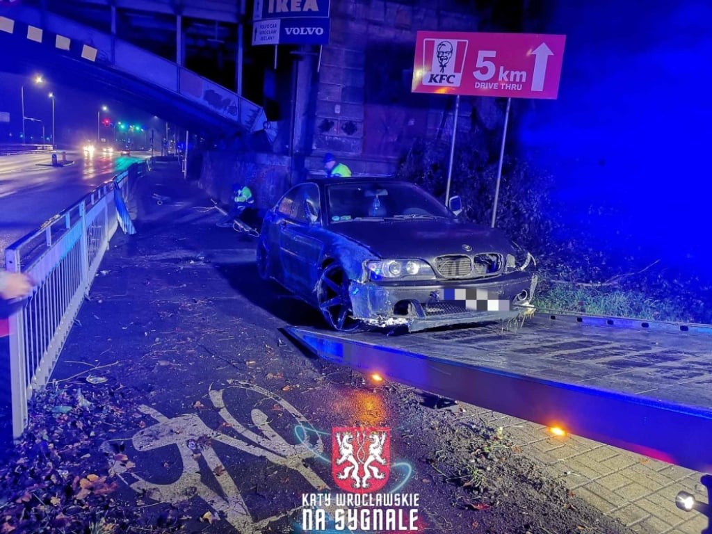 Wrocław: Nocna szarża pijanego kierowcy BMW. Uderzył w latarnię, staranował znaki drogowe – Wypadek BMW we Wrocławiu. Pijany kierowca skończył swoją jazdę na chodniku. Fot: Kąty Wrocławskie na sygnale (czytelniczka Michalina)