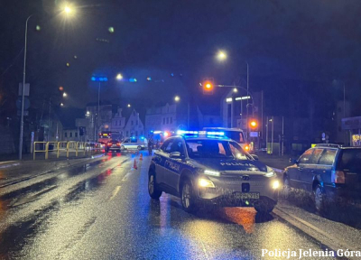 Piesza potrącona na pasach w Jeleniej G&oacute;rze. Kobieta w ciężkim stanie trafiła do szpitala