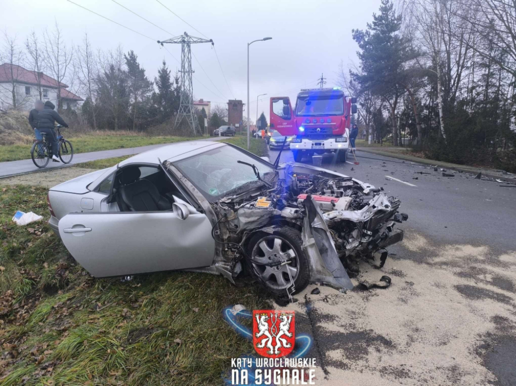 Czołowe zderzenie na Dolnym Śląsku. Trzy osoby zostały poszkodowane – Czołowe zderzenie w Cesarzowicach. Fot. Kąty Wrocławskie na sygnale (Facebook)