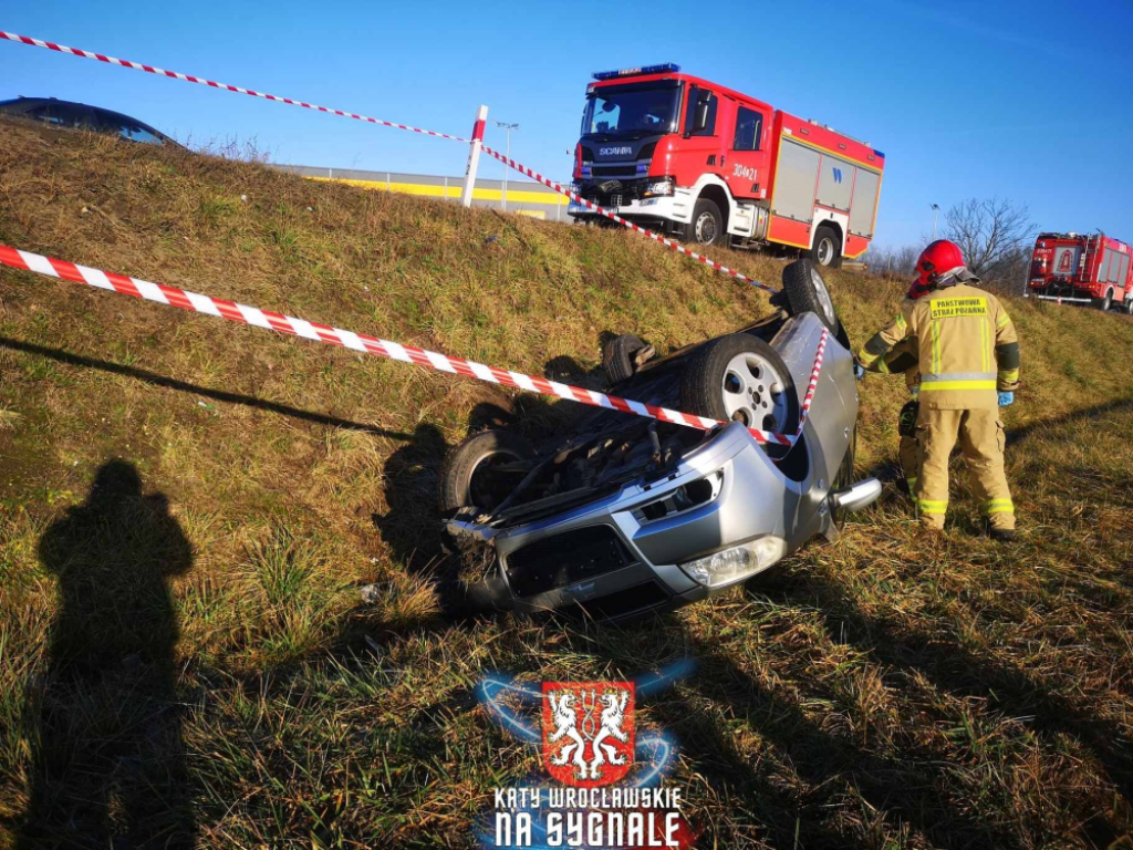 Samochód poza drogą, kierowcy... brak. Wypadek na DK 35 w Bielanach Wrocławskich – Pojazd osobowy wypadł z jezdni na drodze krajowej numer 35 w Bielanach Wrocławskich. Fot: Kąty Wrocławskie na sygnale