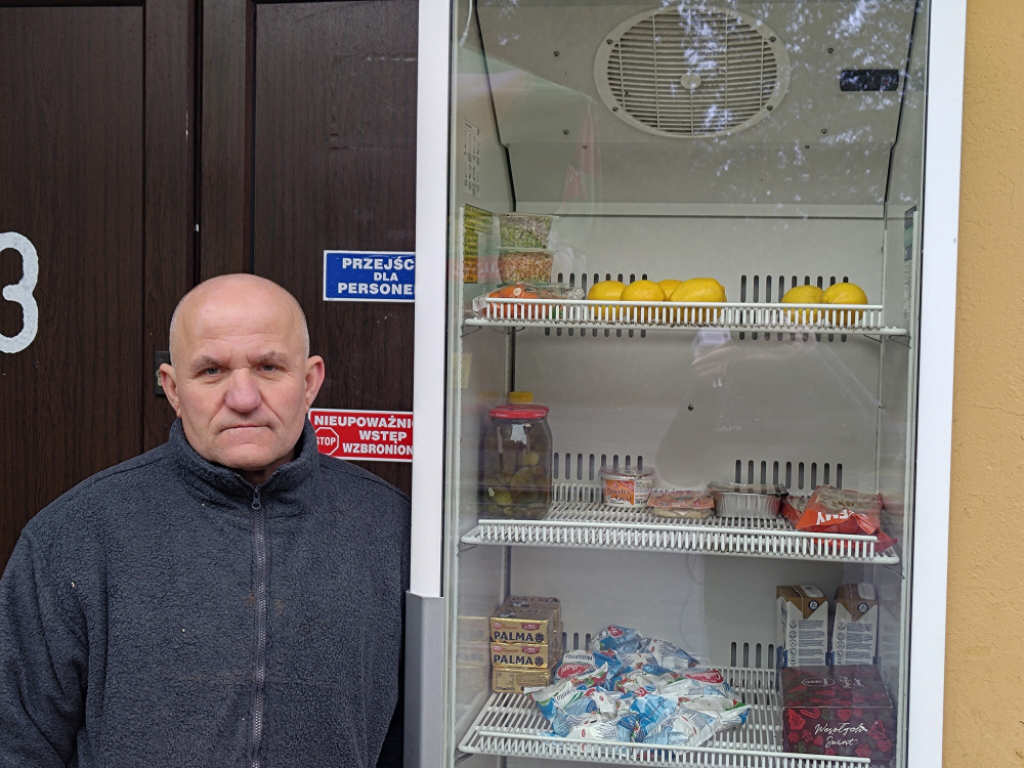 Jedzenie zamiast na śmietnik – do lodówki społecznej! - Inicjatywa lodówek społecznych we Wrocławiu to zasługa między innymi fundacji Weź, pomóż! 