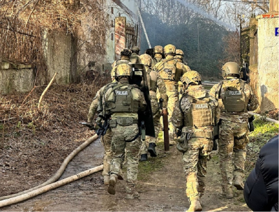 Tak wyglądała akcja antyterroryst&oacute;w i policyjnego negocjatora w Skale [ZDJĘCIA, WIDEO]