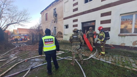 Tak wyglądała akcja antyterrorystów i policyjnego negocjatora w Skale [ZDJĘCIA, WIDEO] - 13