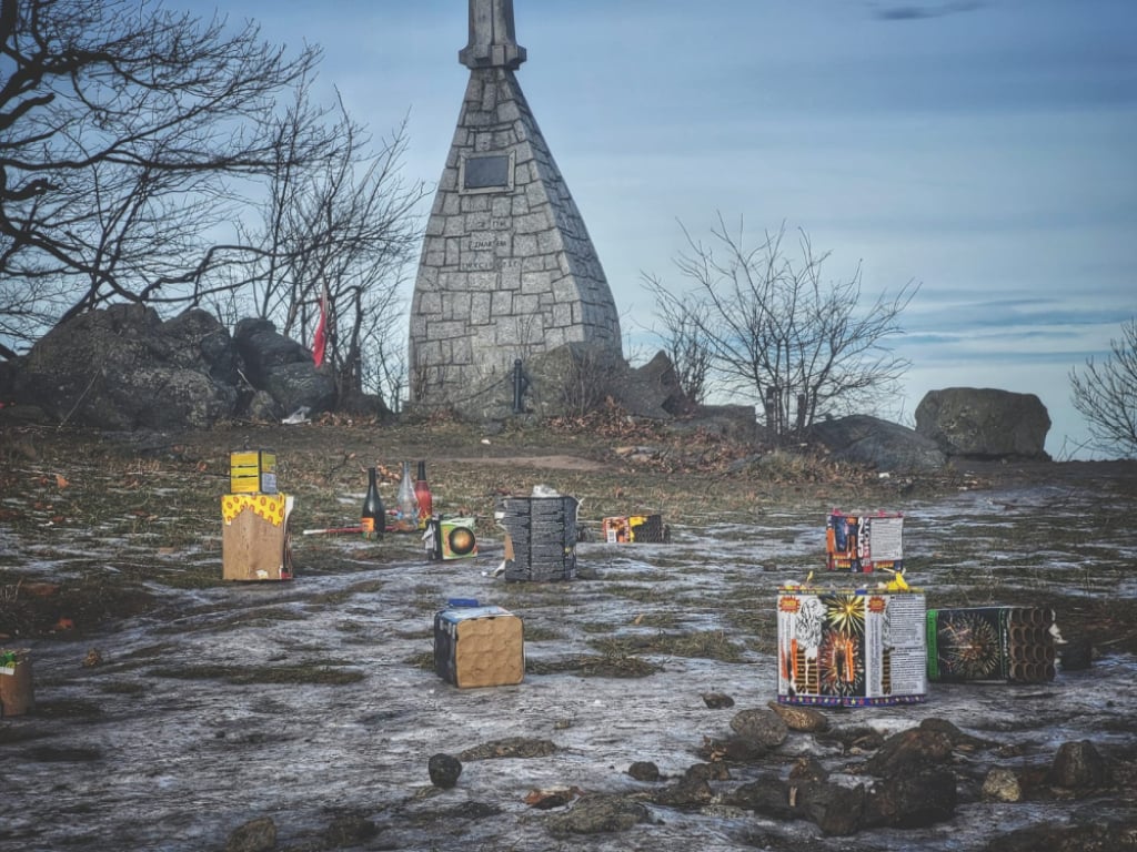 Bulwersujący sylwester na Ślęży. Fajerwerki, samochody i mnóstwo śmieci – Krajobraz niczym po festiwalu muzycznym można było zastać w noworoczny poranek na szycie Ślęży. Fot. Łukasz Bereżnicki