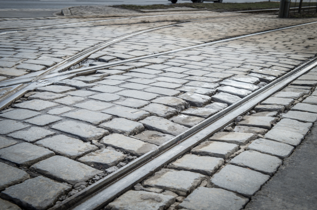 Trzebnicka częściowo zamknięta, duże zmiany w komunikacji miejskiej. MPK remontuje torowiska – Torowiska na Placu Powstańców Wielkopolskich i na Podwalu idą do wymiany. Fot. RW
