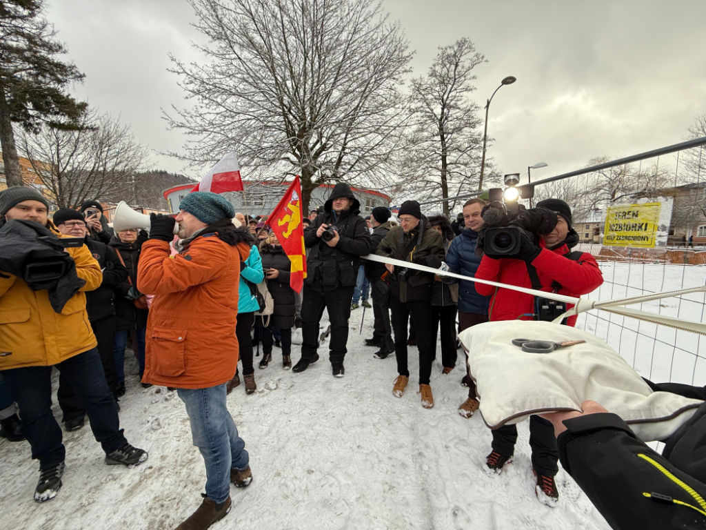 Stronie Śląskie: Otwarli most którego... nie ma. Tymczasowa przeprawa miała być oddana w grudniu – Kilkudziesięciu mieszkańców Stronia Śląskiego wzięło udział w symbolicznym przecięciu wstęgi przed nieczynnym mostem przy ulicy Kościuszki. Fot: Łukasz Januszewski