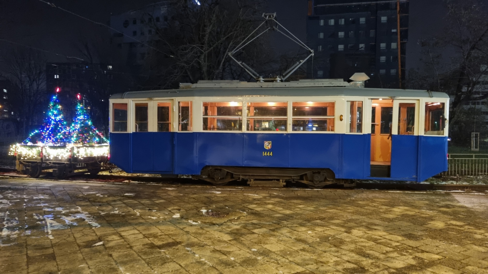 Wrocław: Trzy wyjątkowe tramwaje z okazji święta Trzech Króli – Na zdjęciu Konstal4N1. Fot. Klub Sympatyków Transportu Miejskiego