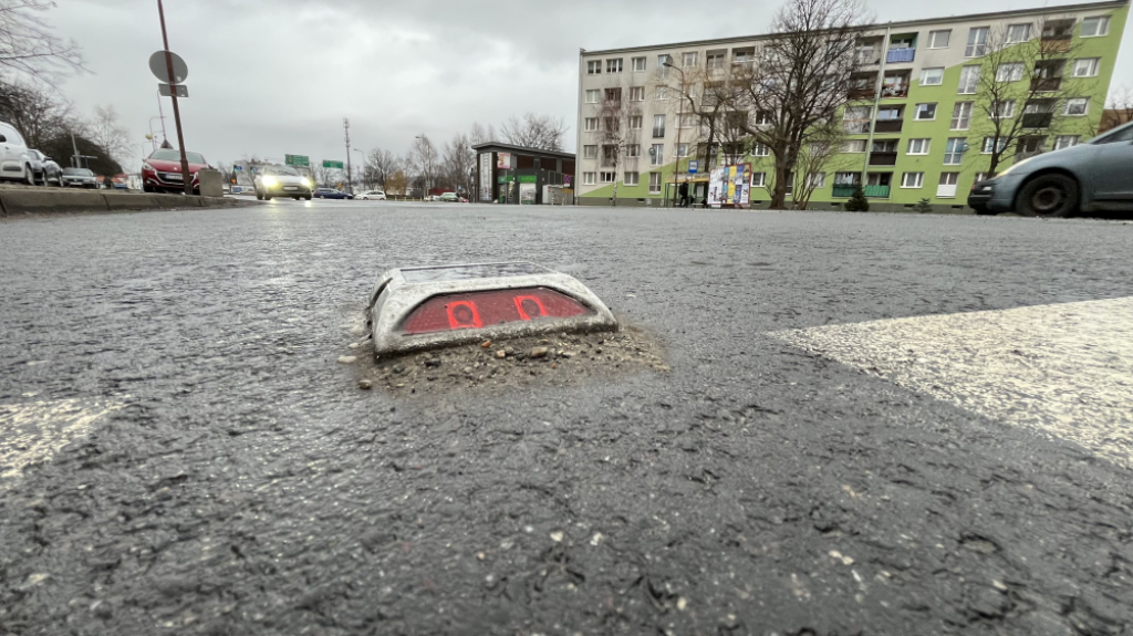 Jelenia Góra testuje migające „kocie oczka”. Mają zwiększyć bezpieczeństwo pieszych – Jelenia Góra testuje nowe rozwiązanie na przejściu dla pieszych na ulicy Różyckiego. Fot. Maciej Ryłkiewicz