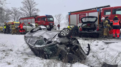 Samoch&oacute;d wylądował w rowie po zderzeniu na drodze krajowej numer 3
