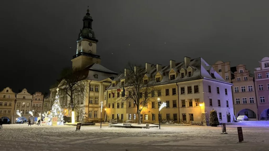 W Jeleniej Górze biało, a w Karkonoszach drugi stopień zagrożenia lawinowego – Jelenia Góra w zimowej odsłonie. Fot. Maciej Ryłkiewicz
