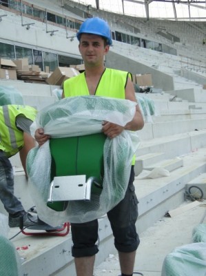 Krzesełka dotarły na stadion