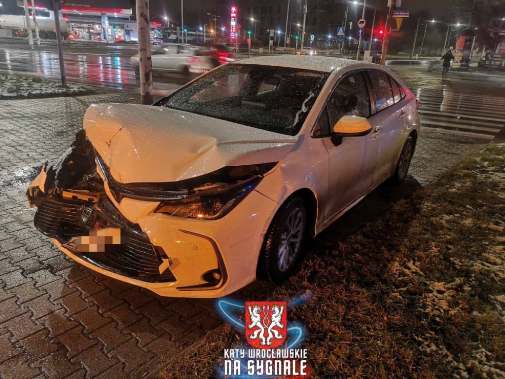 Kolizja trzech samochodów osobowych we Wrocławiu! Trudne warunki na dolnośląskich drogach – Do wypadku trzech samochodów osobowych doszzło we wtorek, 14 stycznia. Fot: Kąty Wrocławskie na sygnale (Jacek Waluk)