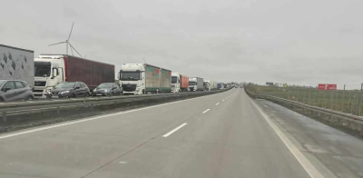 Ogromny korek na autostradzie A4 w kierunku Wrocławia. Ma już kilka kilometr&oacute;w