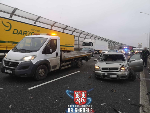Wypadek dwóch samochodów osobowych na AOW! Kierowcy stali w dużym korku - 0