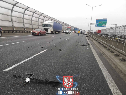 Wypadek dwóch samochodów osobowych na AOW! Kierowcy stali w dużym korku - 1