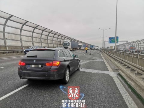 Wypadek dwóch samochodów osobowych na AOW! Kierowcy stali w dużym korku - 2